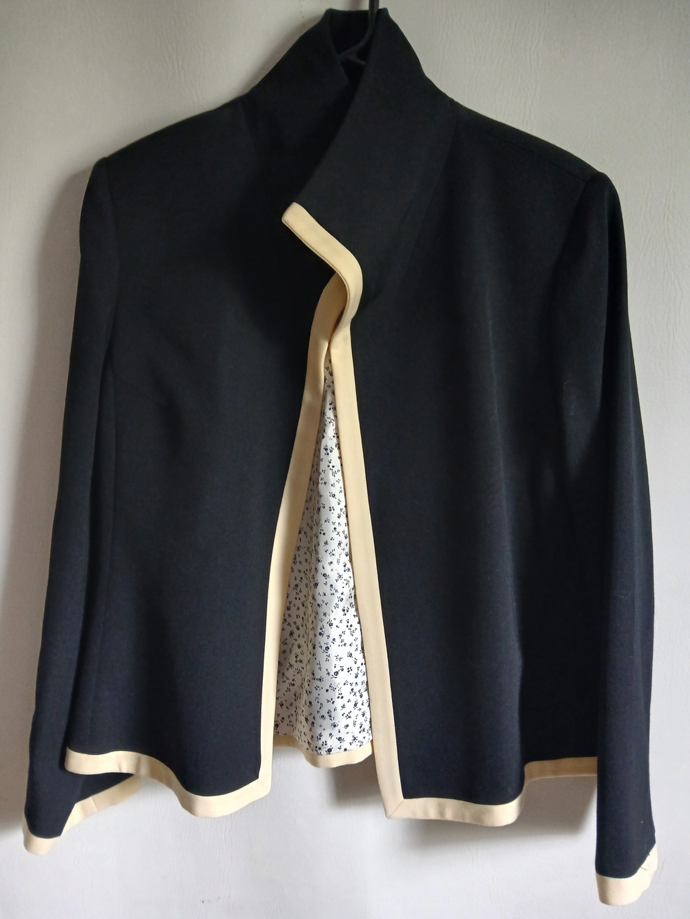 Austin Reed Lined 100% Worsted Wool Sz18P Black Jacket with Ivory Trim